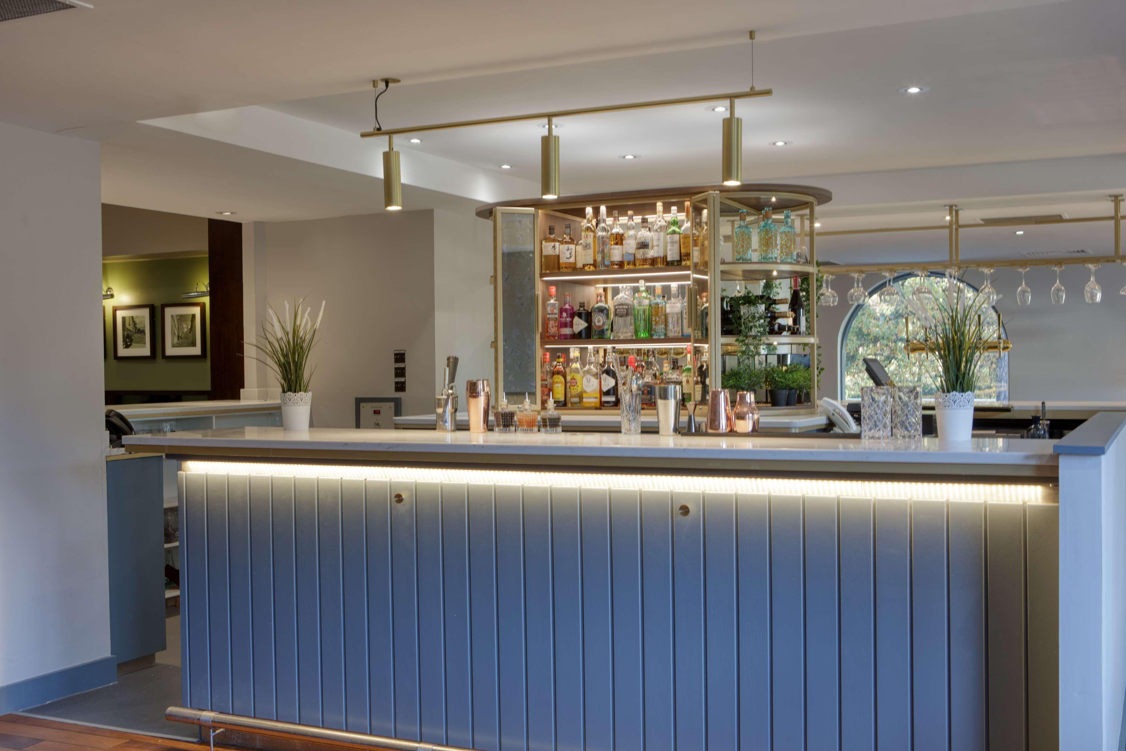 Отель Hilton Cobham Экстерьер фото