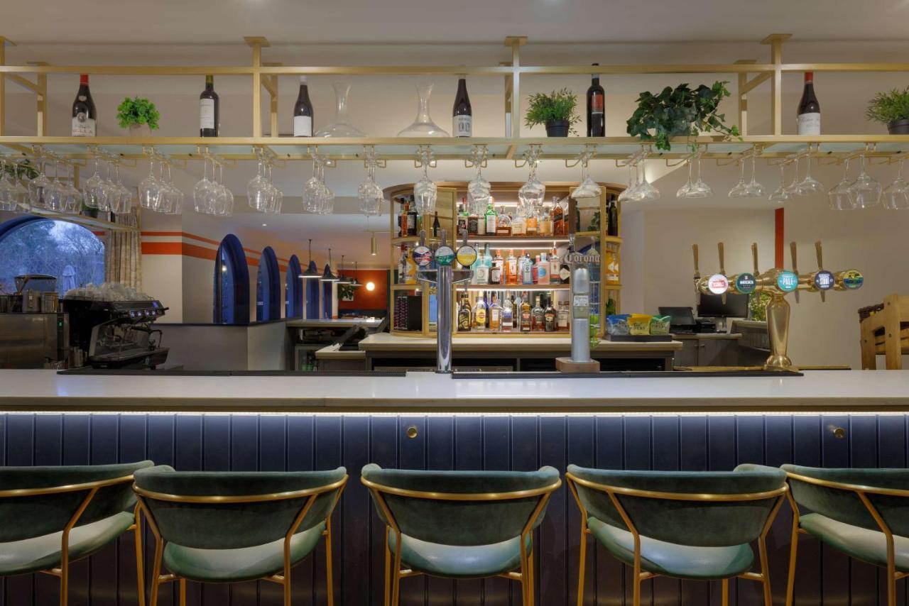 Отель Hilton Cobham Экстерьер фото