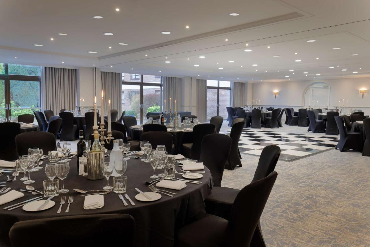 Отель Hilton Cobham Экстерьер фото
