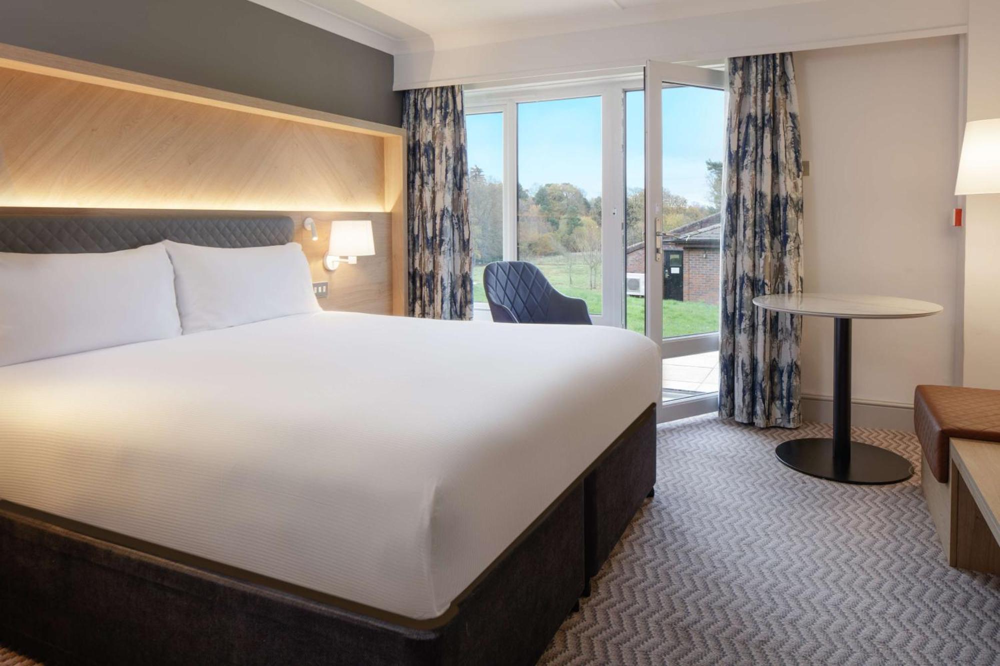Отель Hilton Cobham Экстерьер фото
