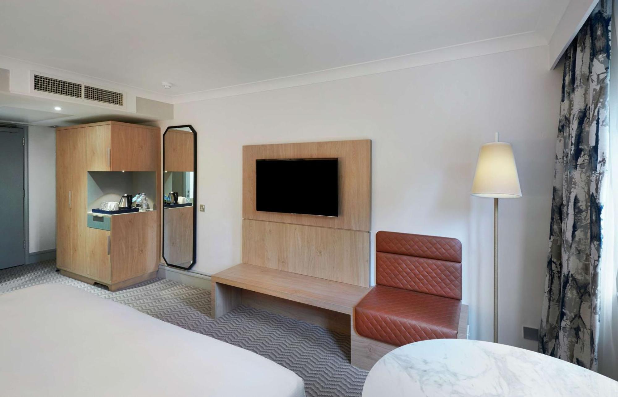 Отель Hilton Cobham Экстерьер фото