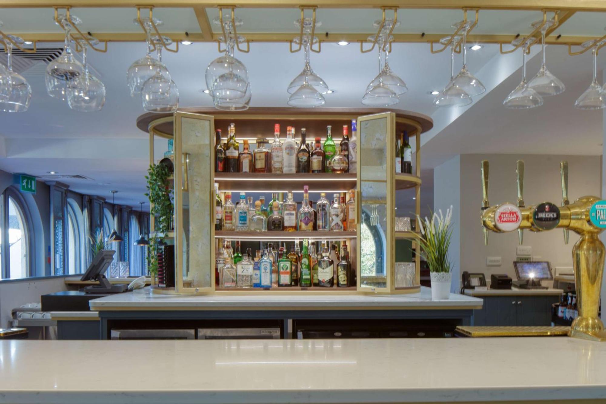 Отель Hilton Cobham Экстерьер фото