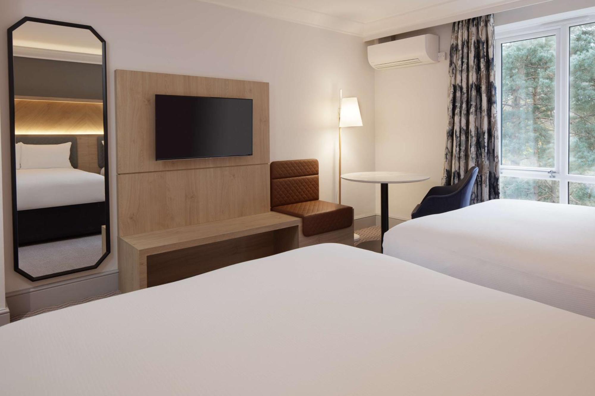 Отель Hilton Cobham Экстерьер фото