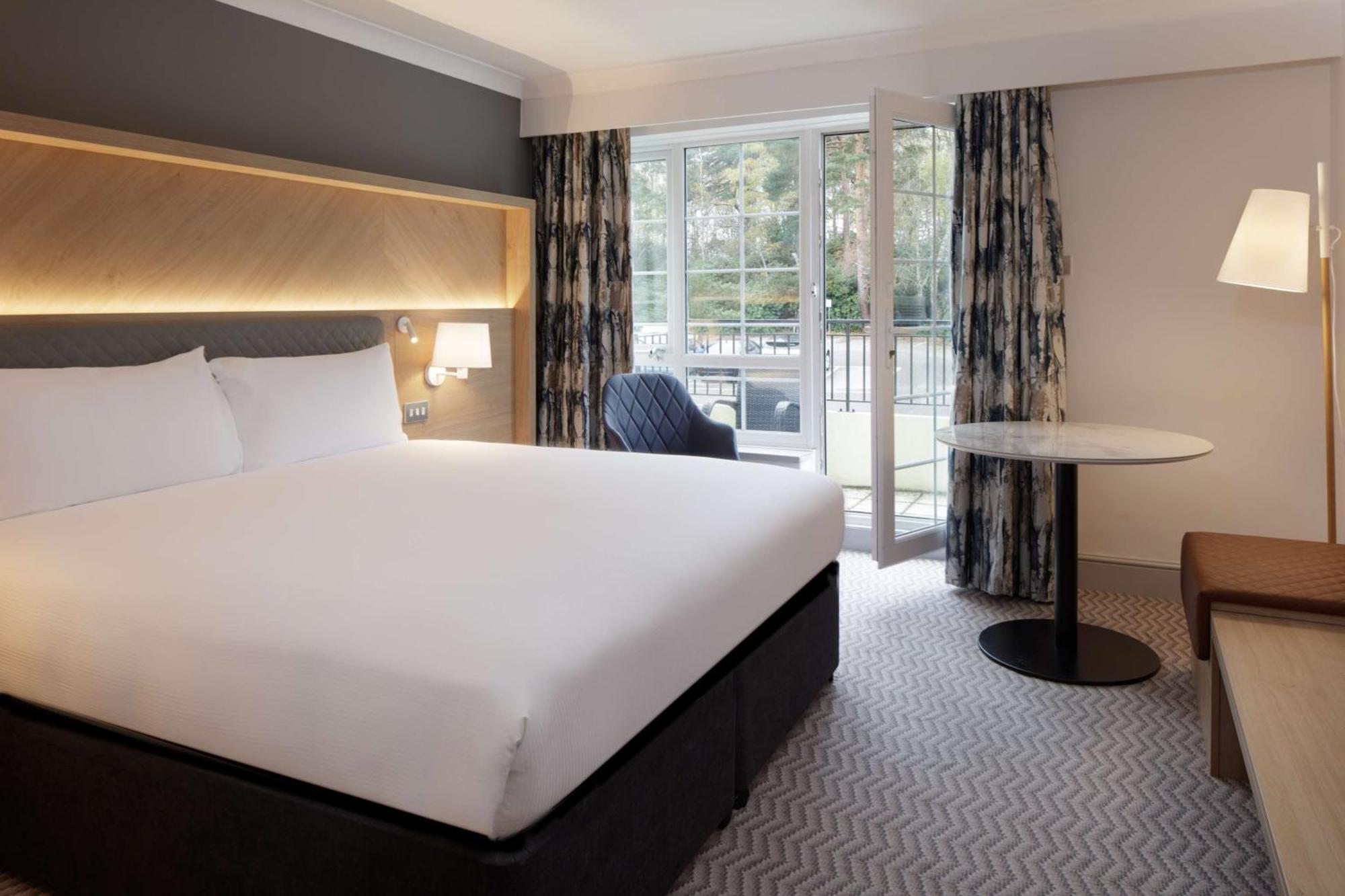 Отель Hilton Cobham Экстерьер фото