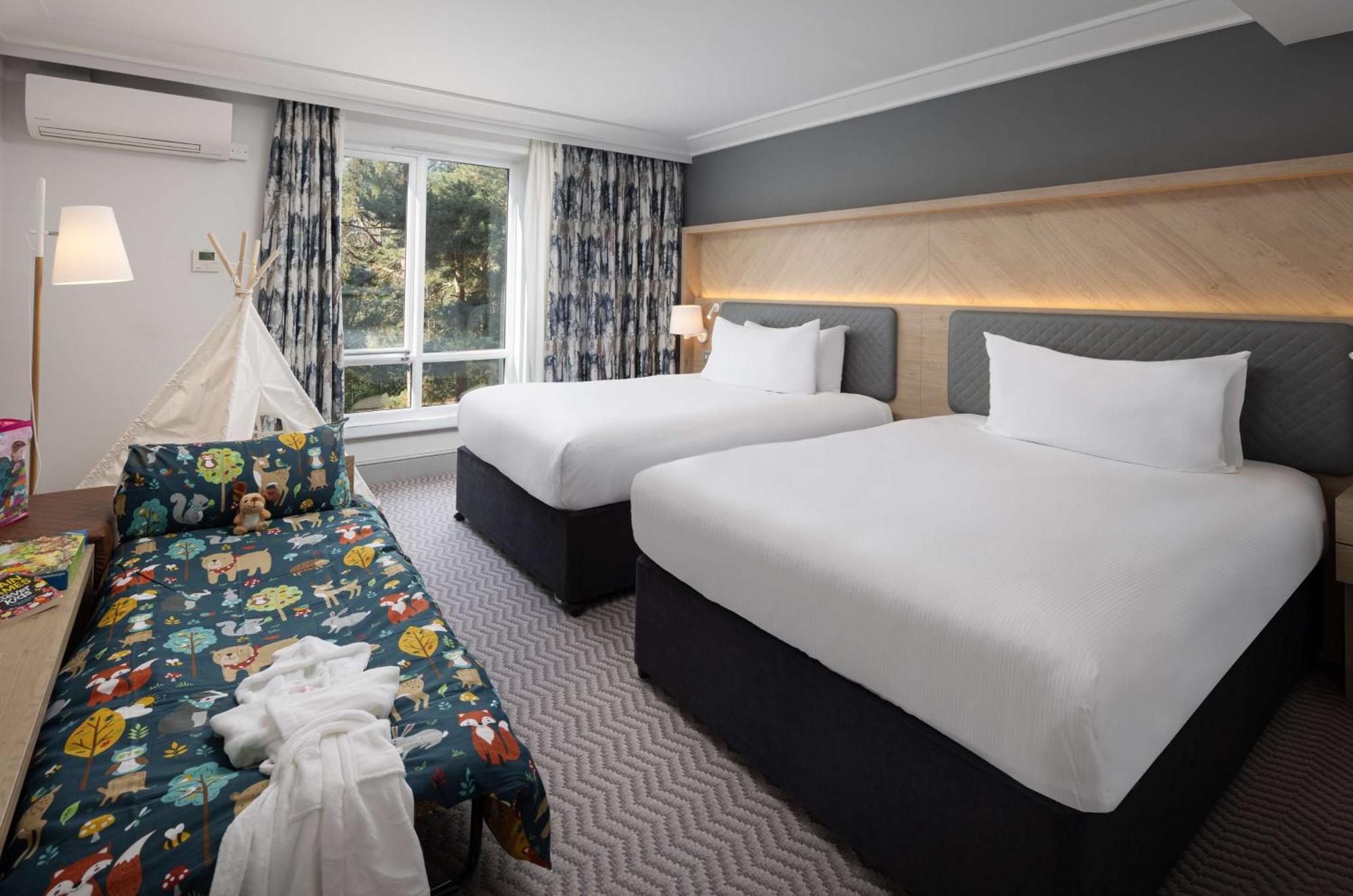 Отель Hilton Cobham Экстерьер фото