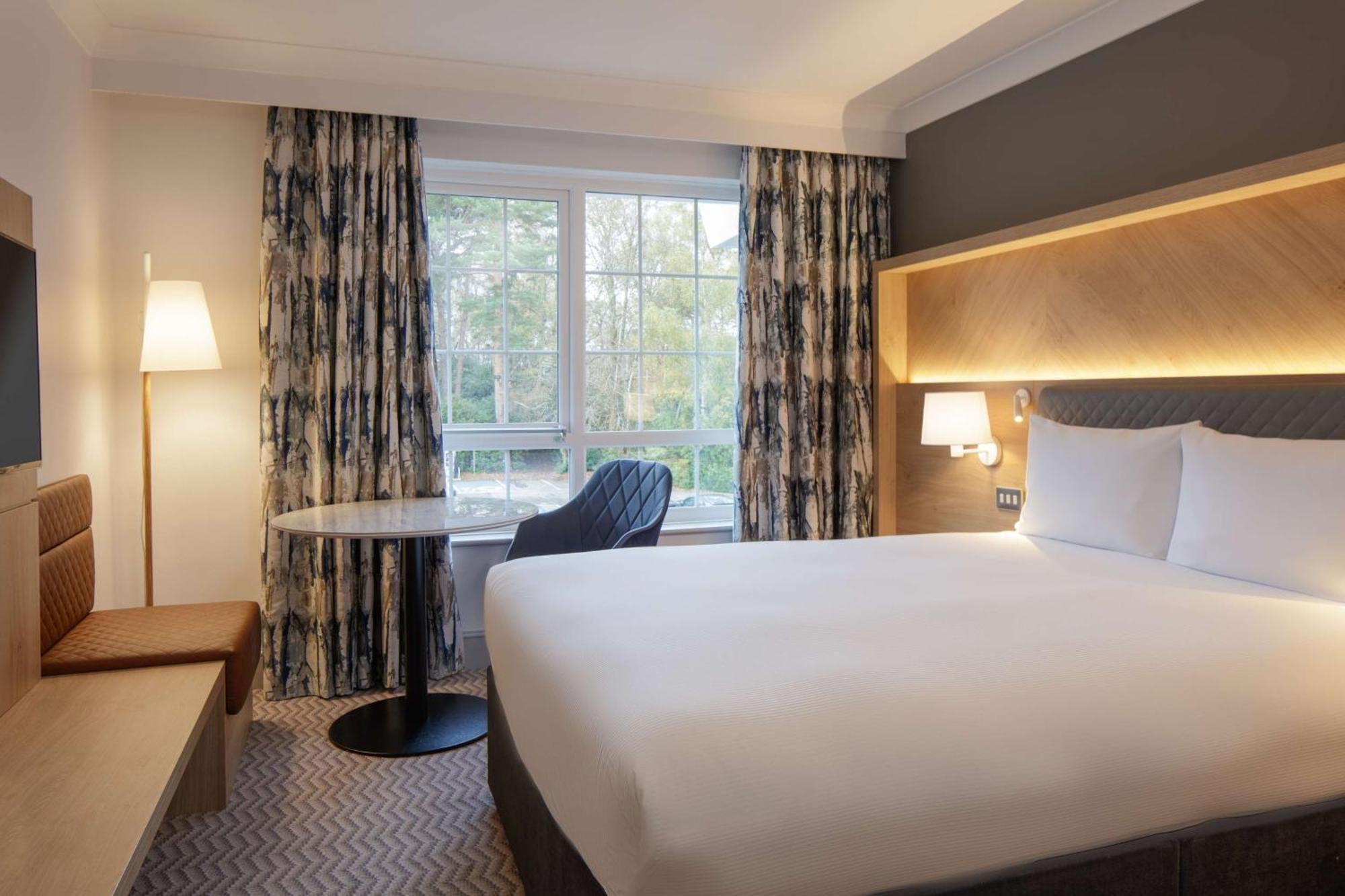 Отель Hilton Cobham Экстерьер фото